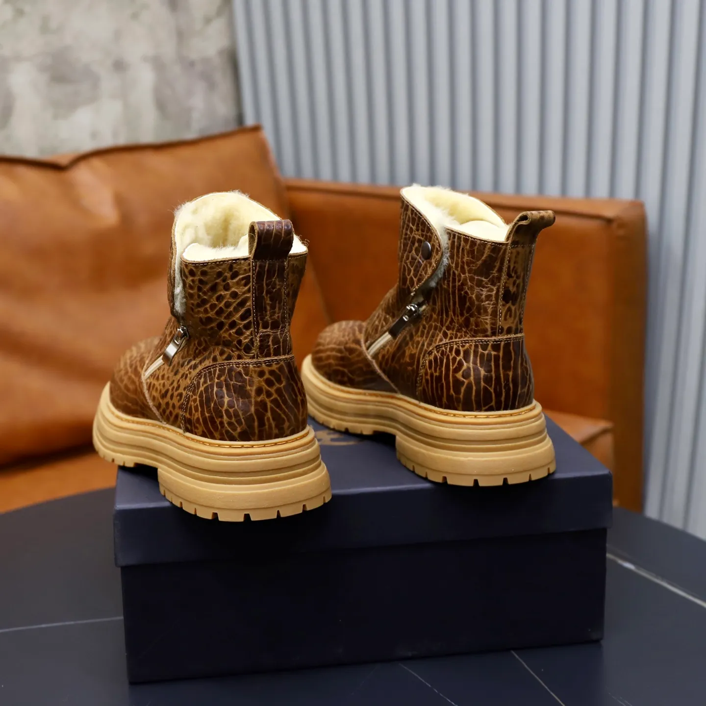 Ex-factory price: 680💰Thick wool imported from Australia Brand: UGG genuine purchasing agent Size: 38-44 (customized in 45) Grade: Official website 1:1 Material: First-layer genuine leather waterproof and antifreeze upper Real wool lining Original non-slip Soft wear-resistant outsole Style category: Men's casual shoes Trendy style Comfortable on the feet Color: Official website color synchronization